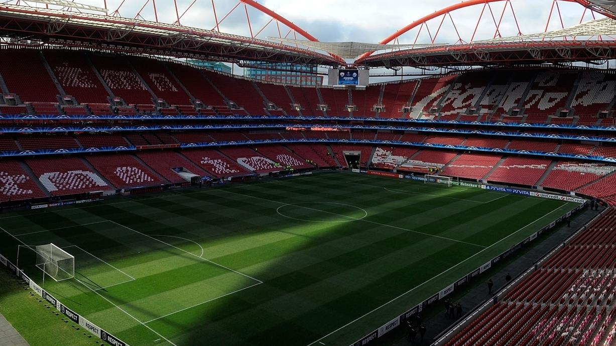 Стадион узнать. Стадион да луж в Лиссабоне финал 2014. Стадион Бенфика в Лиссабоне. Champions League Benfica Stadium. Лиссабон Бенфика стадион с высоты.