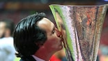 Unai Emery besando el trofeo de la UEFA Europa League