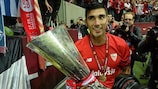 José Antonio Reyes mit dem Pokal n ach dem erneuten Sieg von Sevilla in diesem Jahr