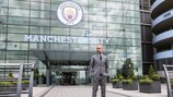Josep Guardiola se prepara para su primer partido oficial como entrenador del Manchester City
