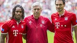 Les recrues du Bayern Renato Sanches et Mats Hummels entourent le nouvel entraîneur Carlo Ancelotti