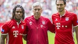 Die Bayern-Neuzugänge Renato Sanches und Mats Hummels mit dem neuen Trainer Carlo Ancelotti
