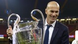 Zinédine Zidane com o troféu depois de levar o Real Madrid a ganhar a segunda UEFA Champions League consecutiva