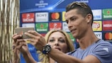 Cristiano Ronaldo se hace un 'selfie' en el día de medios antes de la final de la UEFA Champions League
