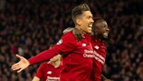 Roberto Firmino e Sadio Mané festejam um dos golos do Liverpool na primeira mão