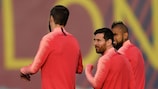 Gerard Piqué, Lionel Messi und Arturo Vidal im Training