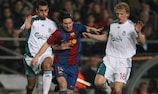 Lionel Messi (ao centro) tenta passar entre Álvaro Arbeloa (à esquerda) e Dirk Kuyt, do Liverpool, nos oitavos-de-final de 2007