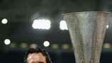 Unai Emery ergue o troféu depois da vitória na final de 2013/14