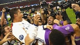 Cristiano Ronaldo é erguido no ar pelos colegas