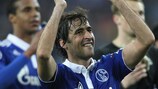 Raúl González feierte nach der Partie ausgelassen mit den Schalker Fans