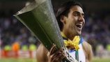 Falcao carrega o troféu da UEFA Europa League