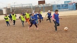 Die Mädchen des Spirit-of-Soccer-Projekts im Irak jagen dem Ball hinterher