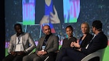 Yaya Touré, Roberto Martínez, Rachel Yankey, Bibiana Steinhaus und Jason Roberts bei der Podiumsdiskussion unter dem Motto „Stimmen vom Spielfeld“.