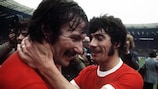 Tommy Smith (à gauche) et Kevin Keegan fêtent la victoire face à Newcastle United en finale de la Coupe de la FA, en 1974.