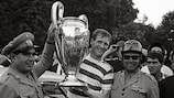 Billy McNeill com o troféu depois da vitória do Celtic em Lisboa na Taça dos Campeões de 1967