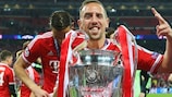 Franck Ribéry festeja com o troféu da UEFA Champions League conquistado após a final de 2013