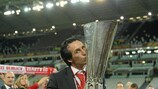 Unai Emery exibe o troféu da UEFA Europa League