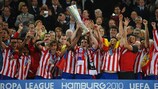 Футболисты "Атлетико" с трофеем Лиги Европы УЕФА