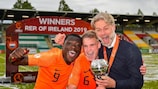 O treinador da Holanda, Peter Van Der Veen, festeja com os jogadores Brian Brobbey e Kenneth Taylor