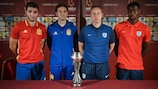 Spaniens Kapitän Abel Ruiz (links), Traner Santi Denia, Englands Steven Cooper und Spielführer Marc Guehi