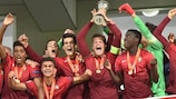 Diogo Queirós, capitão de Portugal, ergue o troféu do EURO Sub-17