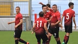 Il turco Malik Karaahmet viene festeggiato dai compagni dopo il gol del vantaggio