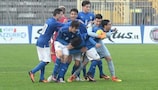 Итальянцы празднуют гол в матче с сербами