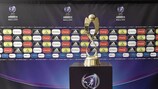 El trofeo del Campeonato de Europa Sub-17 Femenino de la UEFA