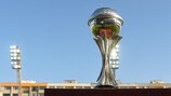 El trofeo del Campeonato de Europa Sub-17 de la UEFA