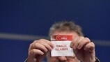 O director de competições da UEFA, Lance Kelly extrai o nome das Ilhas Faroé no sorteio