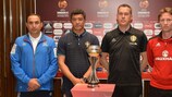 Os treinadores das selecções do Grupo A – Azerbaijão, Portugal, Bélgica e Escócia - posam junto ao troféu