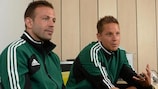Los árbitros Orel Grinfeeld y Martin Strömbergsson charlan con UEFA.com