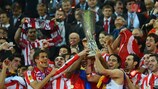 Falcao y sus compañeros levantan el trofeo para el Atlético