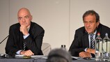 Gianni Infantino, secretario general de la UEFA y el Presidente Michel Platini