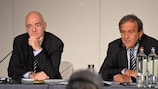 Le secrétaire général de l'UEFA Gianni Infantino et le président de l'UEFA Michel Platini face à la presse à Monaco