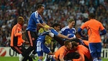 Didier Drogbaviene sommerso dai compagni dopo aver trasformato il rigore decisivo