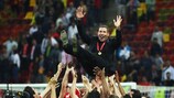 Diego Simeone, del Atlético, celebra el triunfo en Bucarest