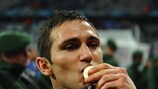 El capitán del Chelsea Frank Lampard besa su medalla de campeón