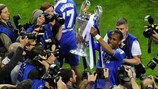 Didier Drogba festeja com o troféu da UEFA Champions League