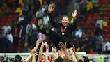 O treinador do Atlético, Diego Simeone, comemora o triunfo em Bucareste