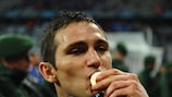 O capitão do Chelsea, Frank Lampard, beija a sua medalha de campeão europeu