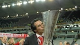 Unai Emery vor zwei Wochen mit dem Pokal der UEFA Europa League