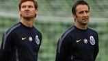 Vítor Pereira (à direita) junto de André Villas-Boas, durante uma sessão de treino de preparação para a final da UEFA Europa League