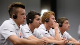 Os jogadores da selecção eslovaca de Sub-17 assistem à apresentação sobre os perigos do doping