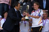 Michel Platini remet le trophée 2008 à la capitaine allemande Valeria Kleiner