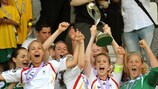 La capitana de Alemania, Johanna Elsig, levanta el trofeo