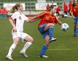 Amanda Sampedro (Espagne) tente d'échapper à une adversaire norvégienne