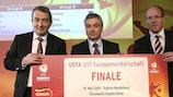 Wolfgang Niersbach (DFB), David Taylor (UEFA) und Matthias Sammer (DFB) blicken der U17-EM positiv entgegen