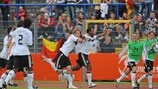 Reinhold Yabo felicitado após marcar pela Alemanha