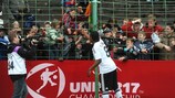 Reinhold Yabo cumprimenta os adeptos após a vitória da Alemanha por 3-1 sobre a Turquia em Erfurt